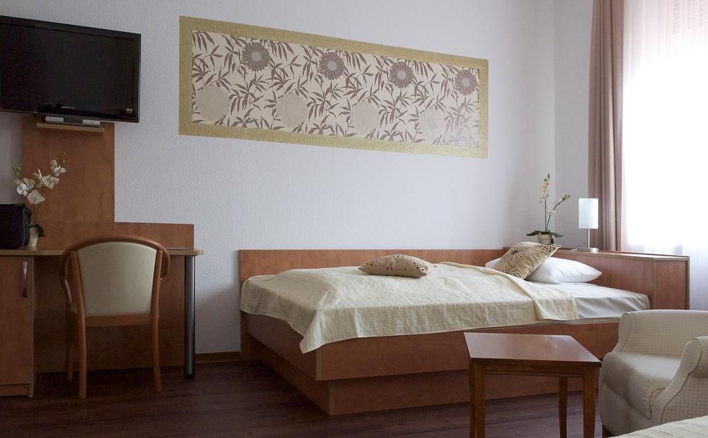 Hotel Vier Loewen Traben-Trarbach Quarto foto